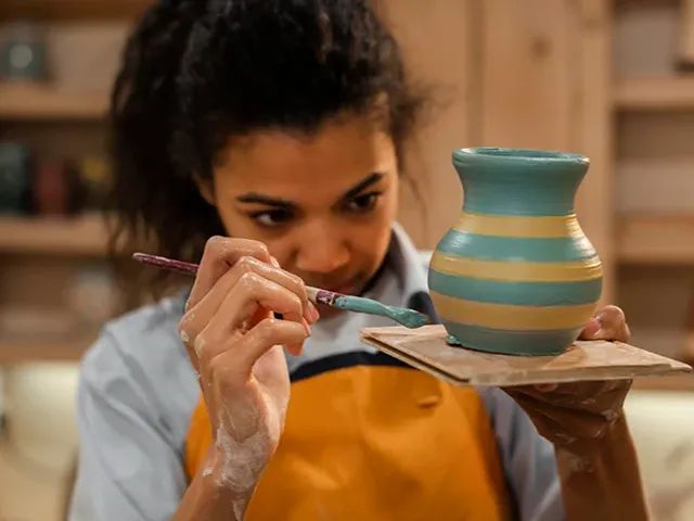 Handmade cu suflet: de ce obiectele realizate manual sunt atât de speciale